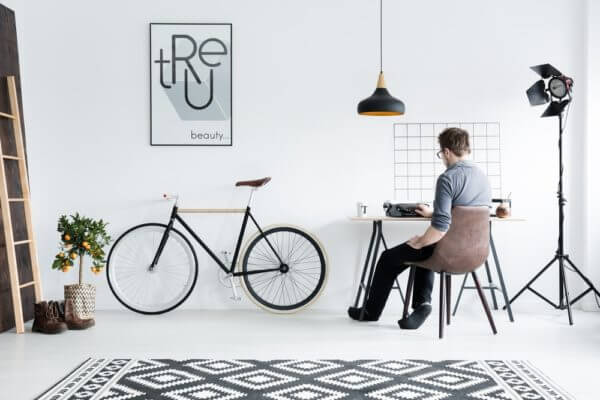 Seorang pria bekerja dari rumah